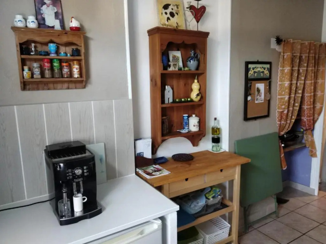 Cute 1-bed cottage with view across park.