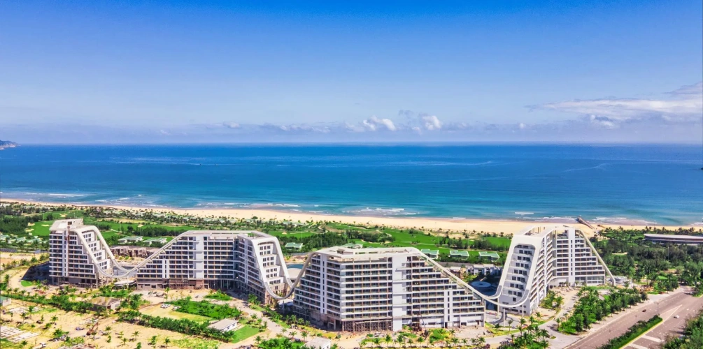 Grand Quadruple Suite with land view