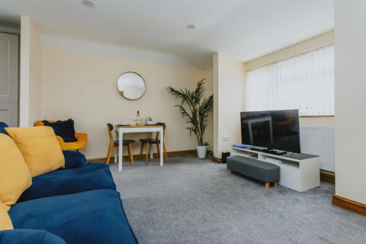 Spacious 2nd Floor Apartment - King Size Bed & Free Parking