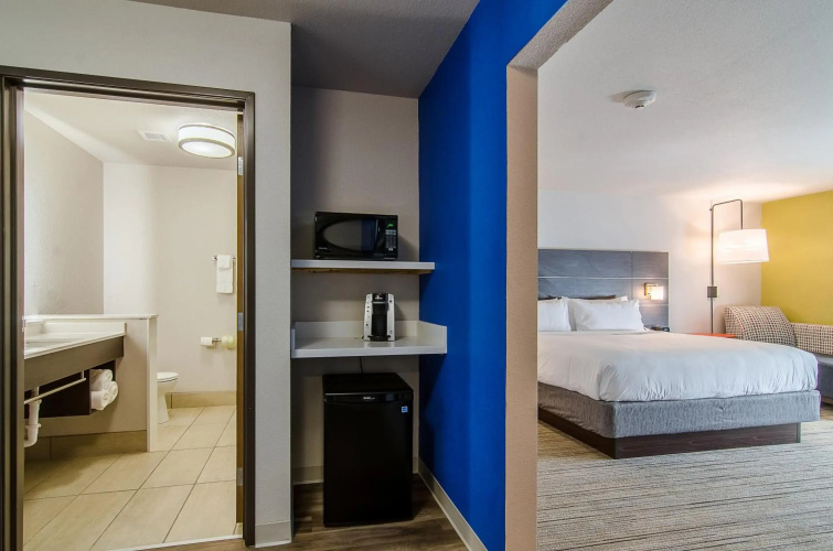 Holiday Inn Express & Suites Atchison by IHG