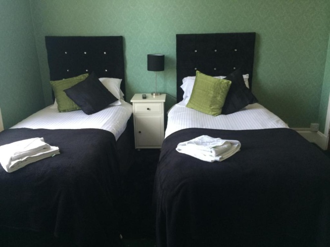 Standard Twin room with garden view