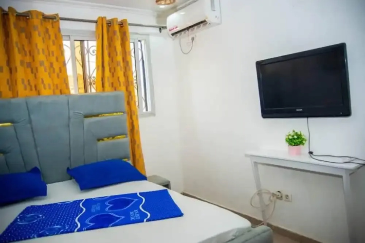 2 Bed Apt Sleeps 5 - Wifi, Parking, Balcony