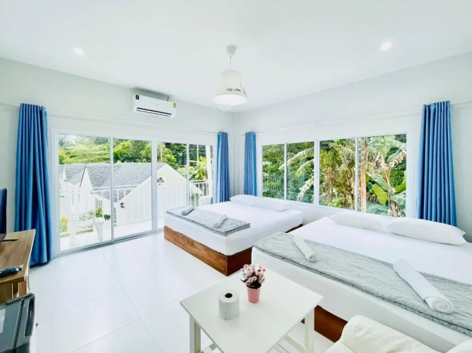 Deluxe Sextuple Family room