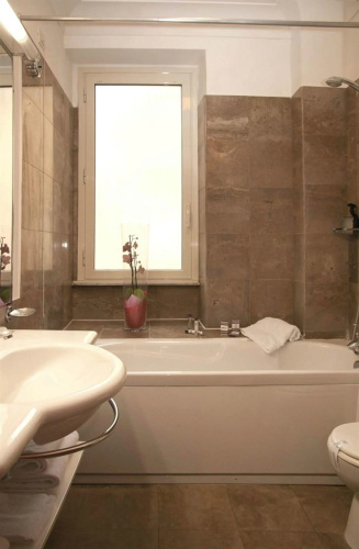 J Maluni City Hotel