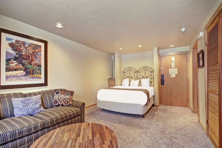 Stay Slopeside At Peak 9, Cozy Studio Steps To Apres& Dining Studio Bedroom Condo by RedAwning