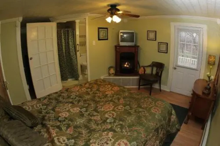Glass Magnolia Bed And Breakfast