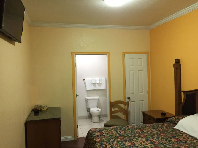 Deluxe Inn