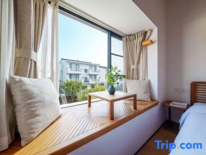 Standard Twin room with garden view