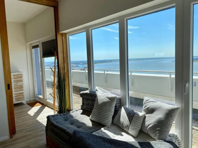 COAST HOUSE Sky Suite