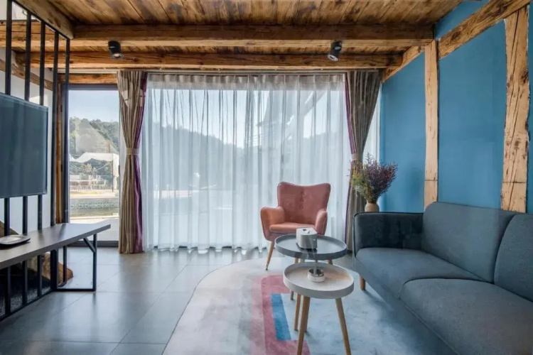 No Flowers Boutique Hostel