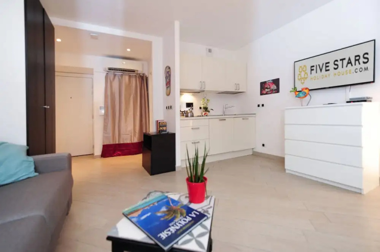 Studio Orange Five Stars Holiday House