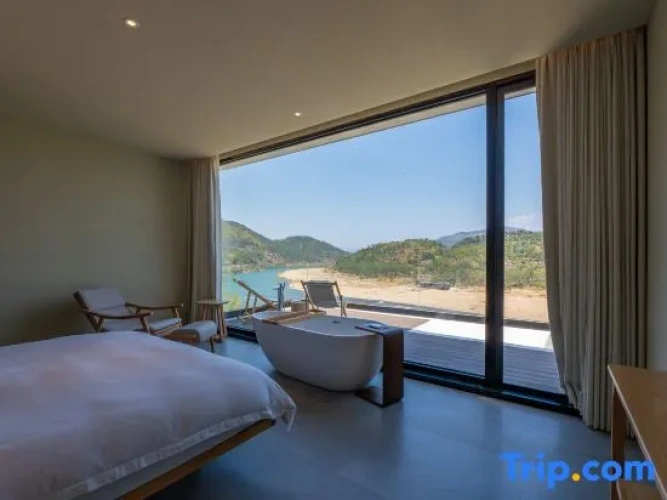 5 Bedrooms Villa