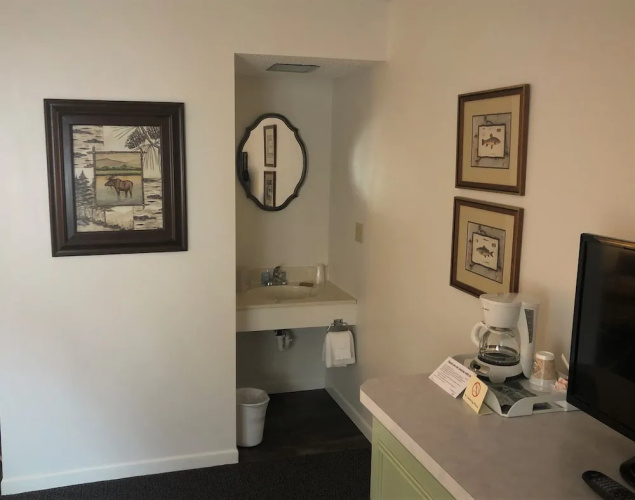 Harbor's Edge Motel