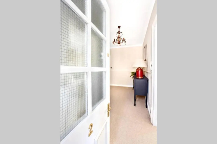 Central Harrogate townhouse apartment with parking
