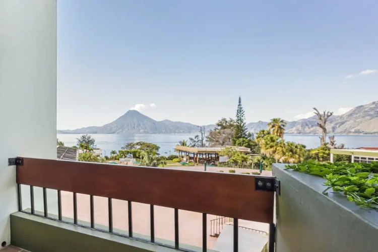 Deluxe room with balcony and with lake view