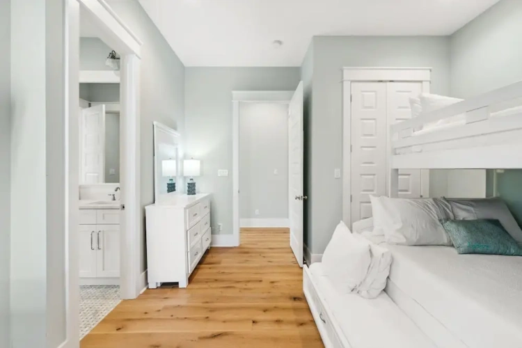 4 Bedrooms Cottage