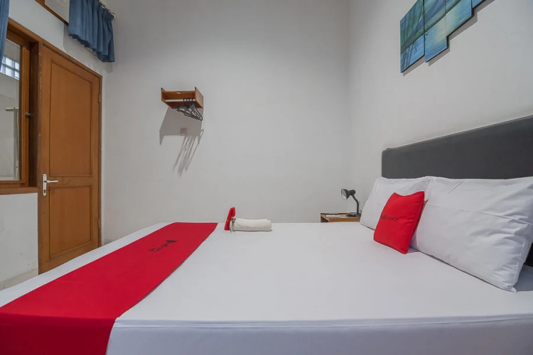 Reddoorz Near Setrasari Mall
