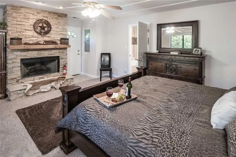 A River Runs Through It - Three Bedroom Cabin with Hot Tub