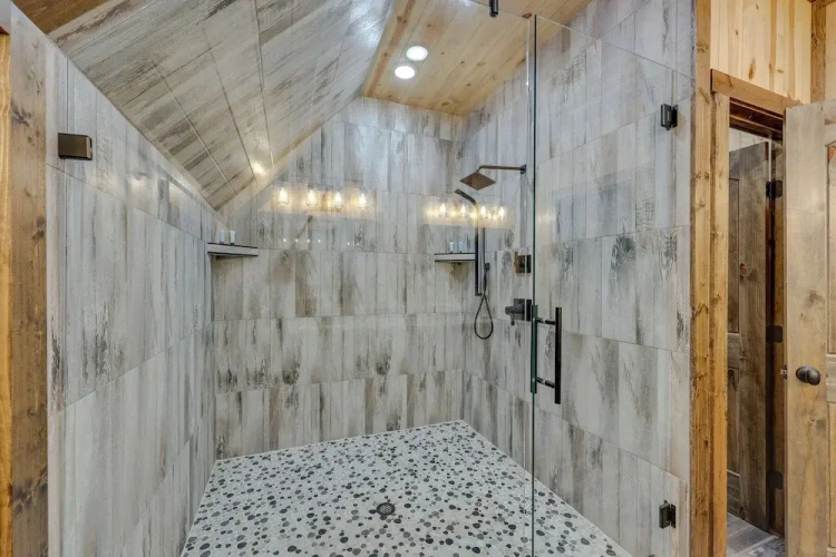 Gorgeous Broken Bow Family Home w/ Private Hot Tub