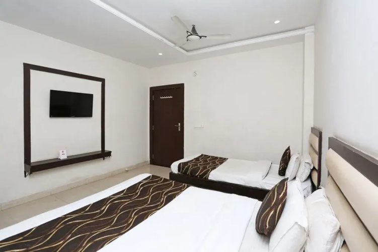 FabExpress Mezbaan Regency by OYO Rooms