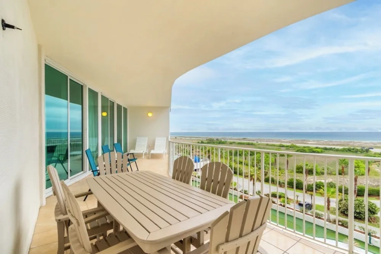 4 Bedrooms Standard Family room with balcony and with ocean view