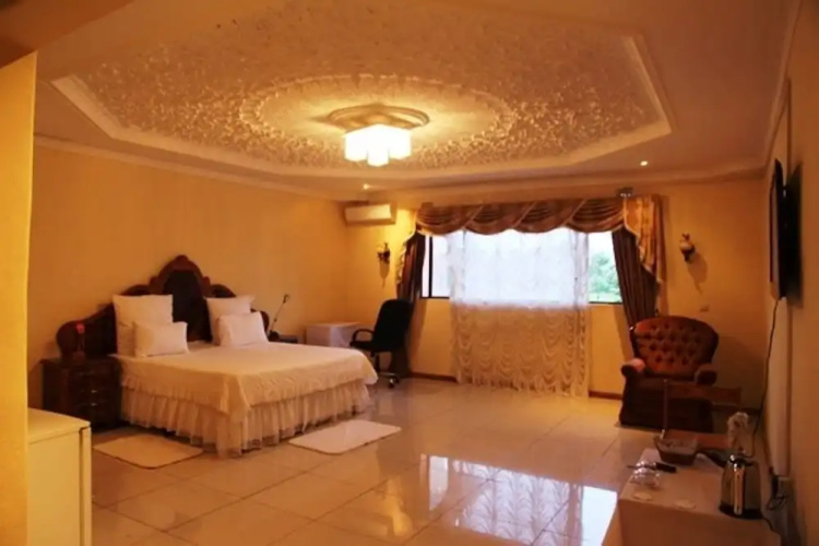 Twin Cave Lodge