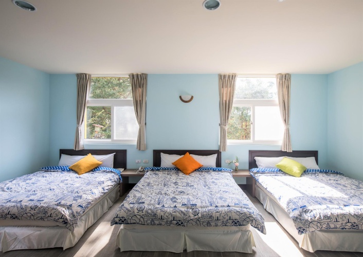 Standard Sextuple Family room with garden view