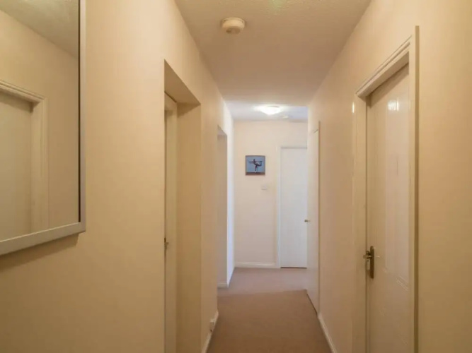 Spacious Canal side Apartment With Free Parking