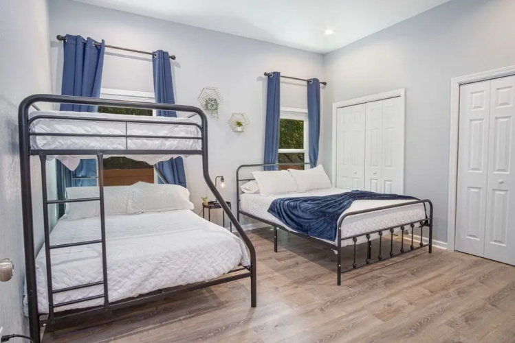 Inviting 4br/2ba Near Downtown & Riverwalk