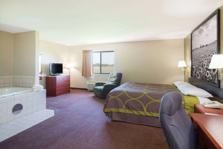 Super 8 by Wyndham Iola KS