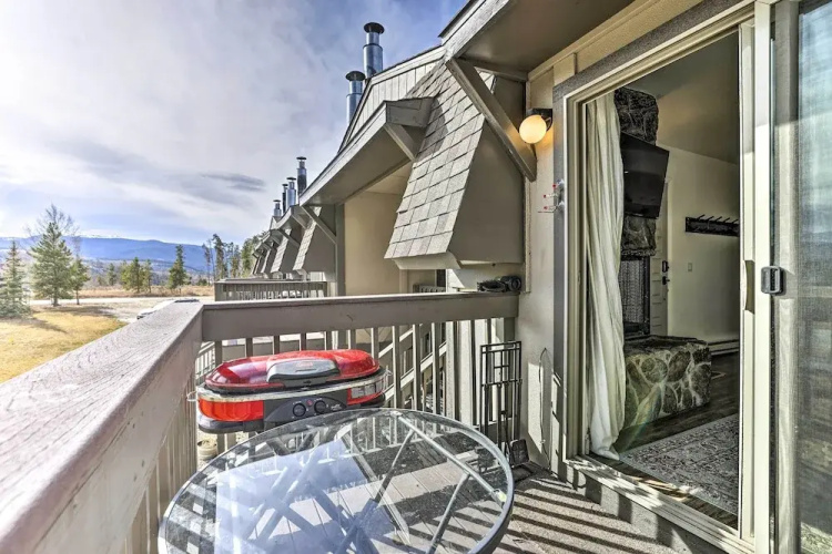 Condo w/ Balcony & Views - Steps to Ski Shuttle!