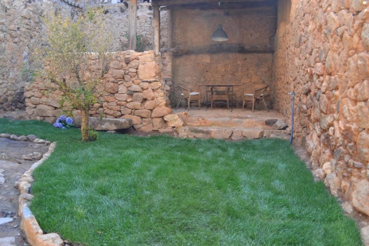 2 Bedrooms Cottage
