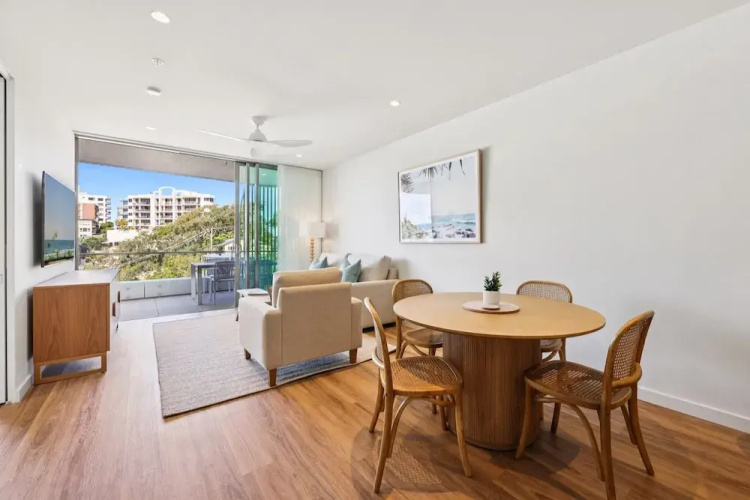 Beachfront 1-bed Flat With Pool & Gym Access