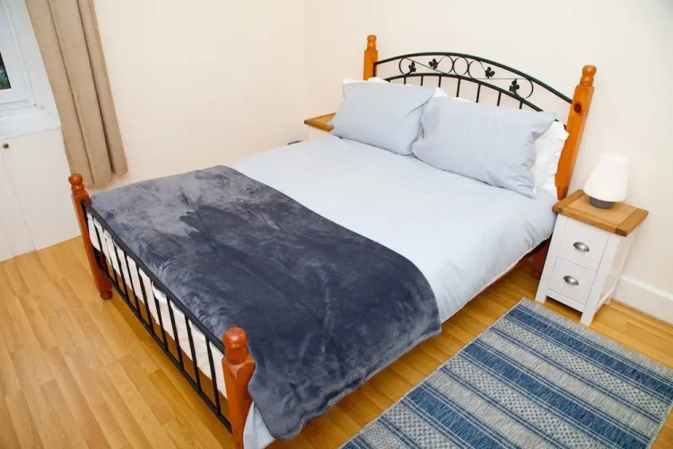 Bright & Quiet Edinburgh Home with Parking
