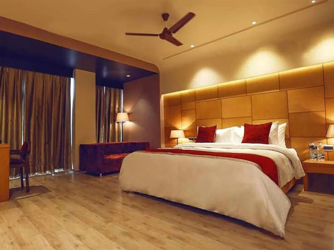Hotel Charan Plaza