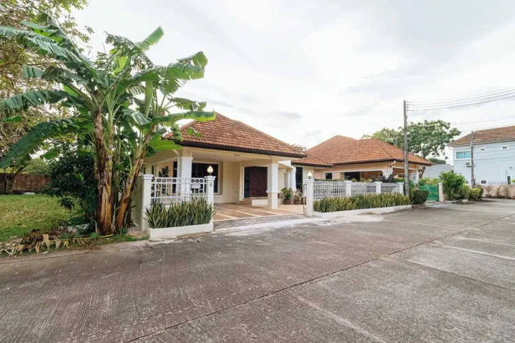 Poolside 3BR for Relaxed Stays V278