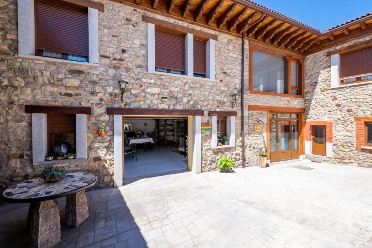 5 Bedrooms Cottage