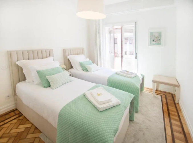 5 Bedrooms Apartment