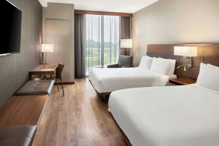 Standard Quadruple room with city view