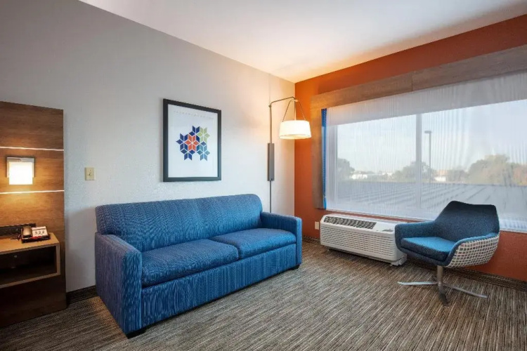 Holiday Inn Express & Suites Beloit by IHG