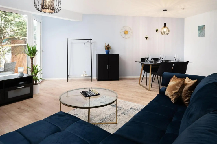 Kleinberries - Washer & Dryer - Kitchen & Parking - NETFLIX