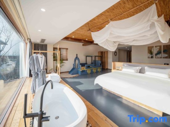 Family Suite with lake view