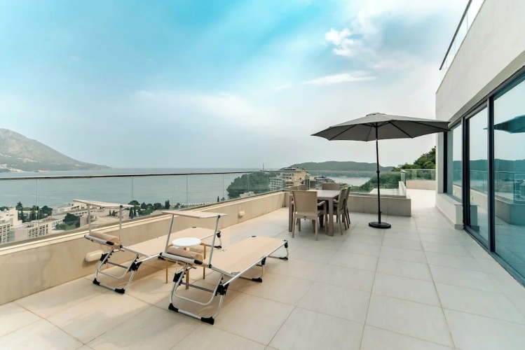 3 Bedrooms Apartment