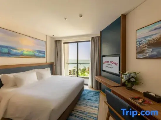 Triple Family Suite with sea view