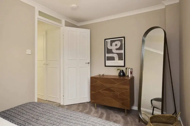 Chiswick Townhouse with Garden & Parking