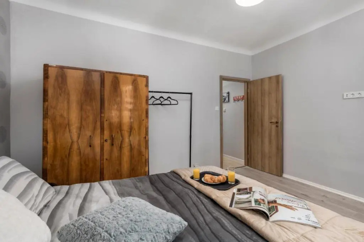 4 Season Apartments