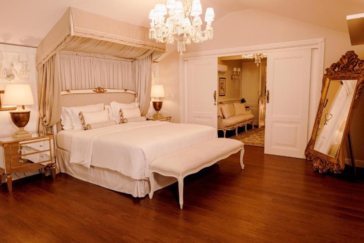 Suite with city view