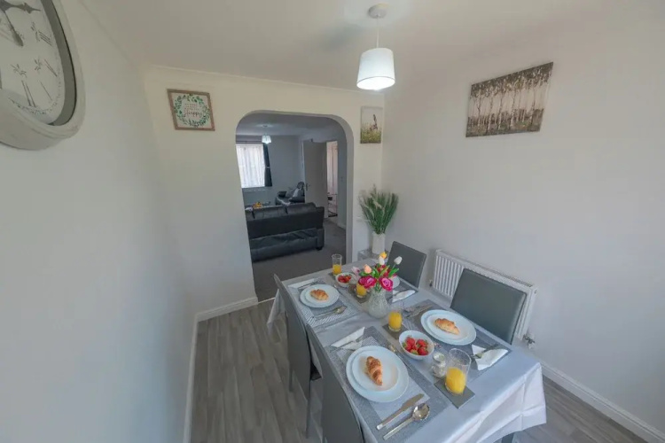 Sleeps 5 - Private Garden- Free Parking