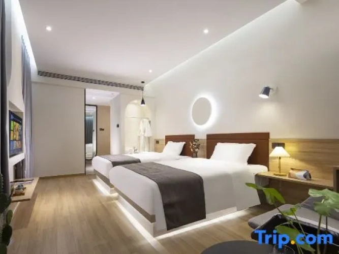Standard Twin room with pool view