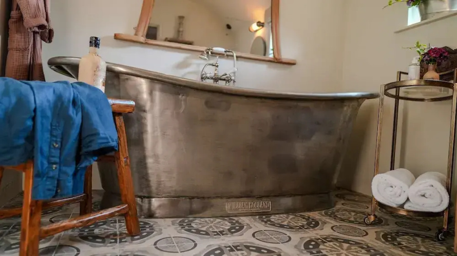 Host Stay Tin Bath